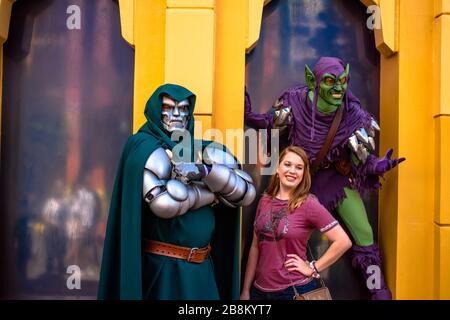 Orlando, Floride. 02 mars 2019. Émerveillez-vous les méchants Doctor Doom et Green Goblin posant avec un ventilateur pour la photo à Universals Islands of Adventure Banque D'Images