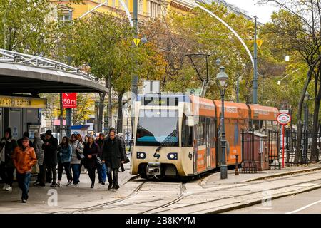 VIENNE, AUTRICHE - NOVEMBRE 2019 : les personnes arrivant dans le centre-ville de Vienne après avoir pris un tram électrique Banque D'Images