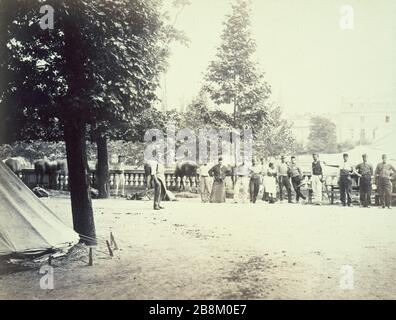 CAMP DE CAVALERIE ARMÉE SUR LA TERRASSE Versailles TUILERIES Bruno Braquehais (1823-après 1874). 'Campement de la cavalerie de l'armée versaillaise sur la terrasse des Tuileries'. Paris, musée Carnavalet. Banque D'Images