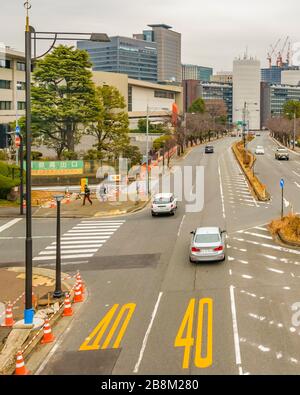 TOKYO, JAPON, JANVIER - 2019 - scène urbaine de l'autoroute à faible trafic dans le quartier de chiyoda, tokyo, japon Banque D'Images