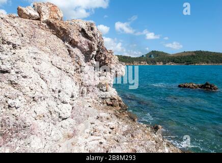 La côte rocheuse de la péninsule de Red point avec vue sur la baie de Lindbergh en arrière-plan (Charlotte Amalie, St. Thomas, îles Vierges américaines). Banque D'Images