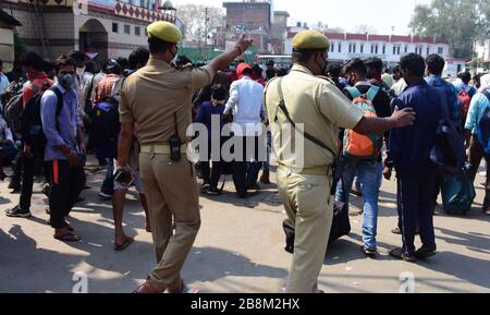 Prayagraj, Inde. 22 mars 2020. Prayagraj: La police a pris conscience des navetteurs lors du « couvre-feu Janata » à Prayagraj le dimanche 22 mars 2020. Le Premier ministre Narendra Modi a appelé au 'couvre-feu janata' ou à la quarantaine auto-imposée pour briser la chaîne des infections du coronavirus, que l'Organisation mondiale de la santé (OMS) dit se propager par contact personne à personne et par gouttelettes respiratoires. (Photo de Prabhat Kumar Verma/Pacific Press) crédit: Pacific Press Agency/Alay Live News Banque D'Images