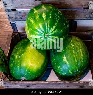 Melons d'eau dans une boîte en bois à vendre Banque D'Images