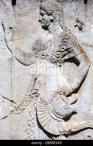 Sculpture d'une ancienne femme tenant un casque dans la ville romaine d'Herculaneum détruite par une éruption pyroclastique en 79 AD, Campanie, Italie. Banque D'Images