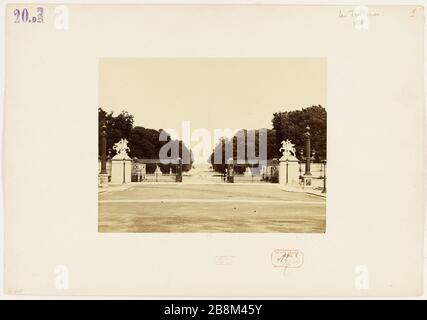 Les portes du jardin des Tuileries. Vue de la place de la Concorde vers les Tuileries, 1ère arrondissement, Paris les grilles du jardin des Tuileries. Vue levier de la place de la Concorde en direction des Tuileries. Paris (Ier arr.). Photo d'Achille Quinet (1831-00). Rage sur papier alluminé d'après négatif sur verre au collodion. Entre 1858 et 1868. Paris, musée Carnavalet. Banque D'Images