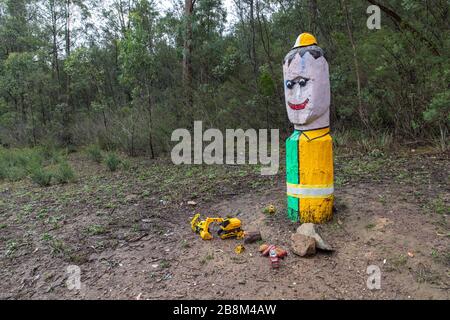 Un monument aux pompiers américains et australiens tués et blessés dans la lutte contre les incendies du complexe de Peat et Tambo le long de la Great Alpine Road le 19 février 2020 près de Bairnsdale, Victoria, Australie. Banque D'Images