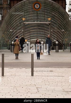 Glasgow, Royaume-Uni, le 21 mars 2020, une femme de Buchanan Street dans le centre-ville de Glasgow, dans les magasins d'un samedi généralement occupé pendant l'éclosion de coronavirus Covid 19 à Glasgow, en Écosse, au Royaume-Uni. Crédit: Iona Shepherd Banque D'Images