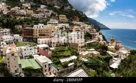 En regardant vers le bas sur l'église Santa Maria Assunta, Positano, Campanie, Italie. Banque D'Images