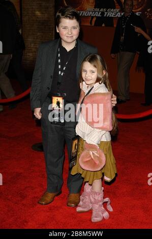 Spencer Breslin et Abigail Breslin à la première mondiale du « Trésor national » qui s'est tenue à l'auditorium civique de Pasadena à Pasadena, Californie. L'événement a eu lieu le lundi 8 novembre 2004. Photo par: SBM / PictureLux - référence de fichier # 33984-10679SBMPLX Banque D'Images