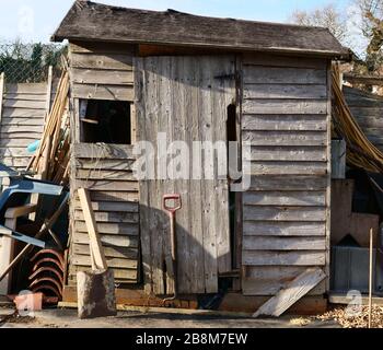 Hangar de jardin vu sur un allotissement. Banque D'Images