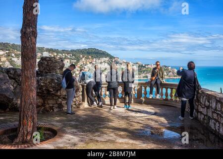 Nice, France - 13 avril 2018: Groupe de jeunes sur la terrasse de point de vue à Castle Hill en ville sur la Côte d'Azur près de la mer Méditerranée, Azur COA Banque D'Images