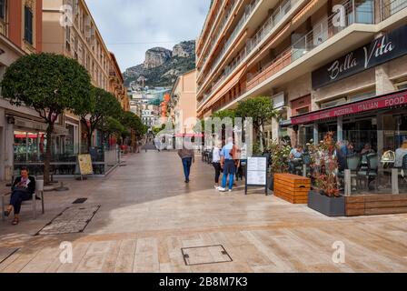 Principauté de Monaco - 14 avril 2018 : rue populaire Princesse Caroline rue piétonne avec Bella Vita restaurant italien Banque D'Images