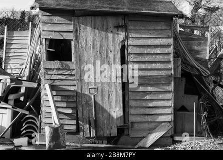 Hangar de jardin vu sur un allotissement. Banque D'Images