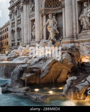 Statues à la fontaine de trevi avec masques chirurgicaux Banque D'Images