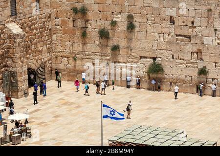 Vue de dessus de la plaza et des gens priant au mur occidental - lieu Saint dans le judaïsme à Jérusalem, en Israël. Banque D'Images