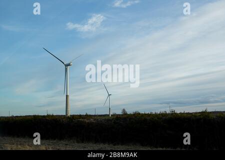 Éoliennes dans le parc éolien contre ciel nuageux Banque D'Images