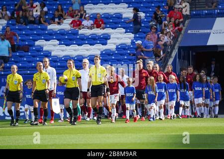 FRISCO. ÉTATS-UNIS. 11 MARS : les deux équipes entrent dans le stade avant le match de football international amical de la coupe Sheieves 2020 entre Angleterre femmes vs Espagne femmes au stade Toyota à Frisco, Texas, États-Unis. ***pas d'utilisation officielle*** (photo de Daniela Porcelli/SPP) Banque D'Images