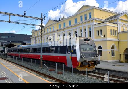 Les chemins de fer nationaux norvégiens (NSB) classe 92 diesel 2-car unité multiple 9252 est vu à Trondheim, Norvège. Quinze unités ont été construites par Duewag, Allemagne, in Banque D'Images