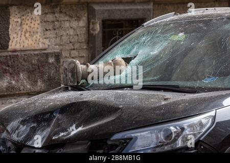 Tremblement de terre dans le centre de Zagreb, voiture s'est écrasé Banque D'Images