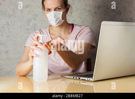 Coronavirus. Femme d'affaires travaillant à domicile portant un masque de protection. Femme d'affaires en quarantaine pour coronavirus portant un masque de protection. Travail f Banque D'Images