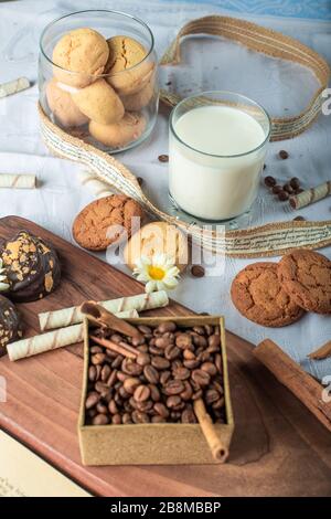 Grains de café et biscuits au beurre avec un verre de lait Banque D'Images