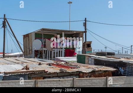 Zwalihle, Hermanus, Cap occidental, Afrique du Sud. Sac de deux étages avec séchage de vêtements dans la commune de Zwaihle à Hermanus, dans le Cap occidental, en Afrique du Sud Banque D'Images