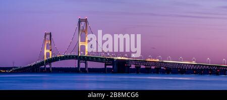 Panorama du pont Mackinac au crépuscule depuis le parc national du détroit, St. Ignace, Upper Peninsula, Michigan. Banque D'Images