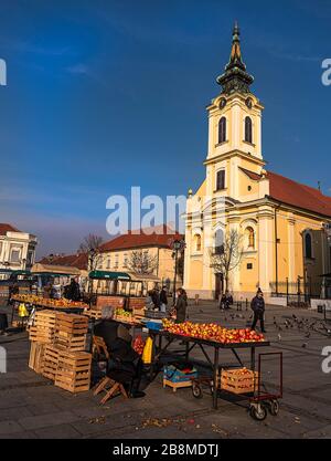 01/26/2020, Zemun, Serbie, comptoir de pommes et vendeur sur la place devant l'église Banque D'Images