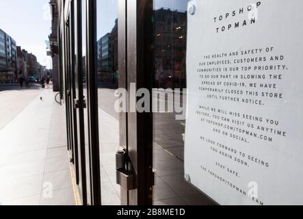 Londres, Royaume-Uni. 22 mars 2020. Le magasin phare de Topshop à Oxford Circus est désormais fermé aux clients. Les conseils de distanciation sociale pour réduire la propagation du virus COVID-19 ont amené la plupart des chaînes et des grands magasins à fermer leurs portes aux acheteurs et à mettre leur entreprise en ligne. Crédit: Anna Watson/Alay Live News Banque D'Images