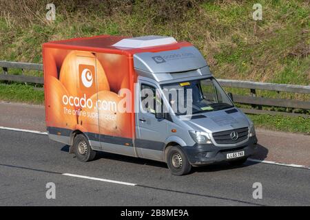 Ocado Onion Van livrée & Morrisons Supermarket service de livraison d'épicerie véhicules de magasin d'alimentation; livraison en ligne de parc, livraisons, épicerie et articles essentiels pour le ménage Banque D'Images