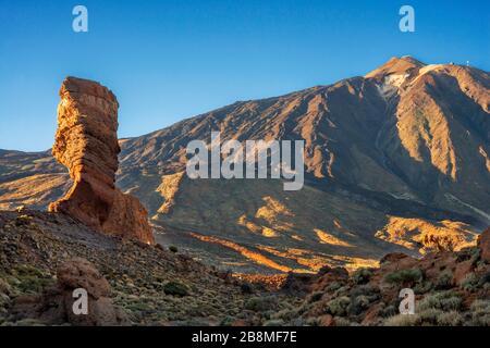 Roque Cinchado formation de roche unique avec célèbre Pico del Teide montagne sommet en arrière-plan sur une journée ensoleillée, île de Tenerife, île des Canaries Banque D'Images