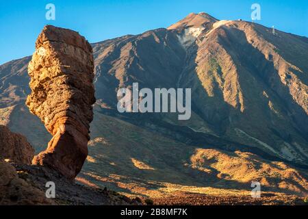 Roque Cinchado formation de roche unique avec célèbre Pico del Teide montagne sommet en arrière-plan sur une journée ensoleillée, île de Tenerife, île des Canaries Banque D'Images