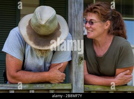 Couple de ferme familiale pose sur le porche Banque D'Images