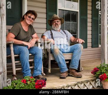 Couple de ferme familiale pose sur le porche Banque D'Images