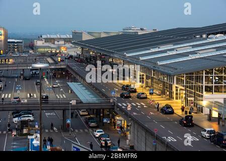 Le terminal de l'aéroport de Stuttgart, en raison de la pandémie de coronavirus, l'aéroport est presque vide Banque D'Images