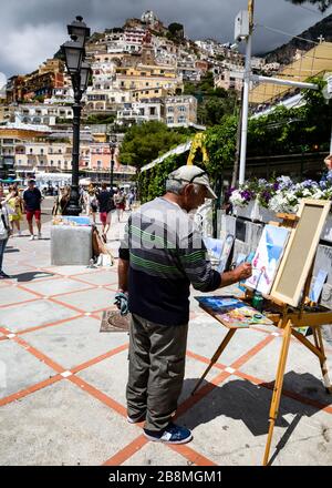 Artiste dans les rues de Positano sur la côte amalfitaine, Campanie, Italie. Banque D'Images