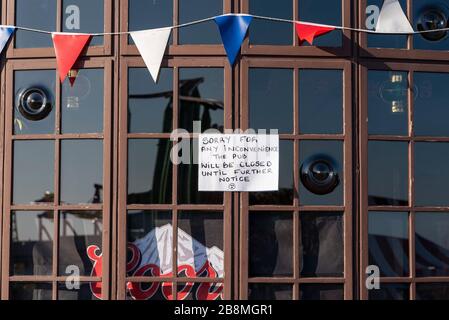 Southend on Sea, Essex, Royaume-Uni. 22 mars 2020. De nombreuses entreprises seront préoccupées pour leur avenir en raison de leur fermeture pour la durée de la pandémie de coronavirus COVID-19. Le pub Borough Hotel est fermé Banque D'Images