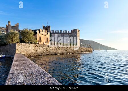 Le château Scaliger (aujourd'hui c'est le musée ethnographique du lac de Garde) à Torri del Benaco et au lac de Garde. Province de Vérone, Vénétie, Italie, Europe Banque D'Images