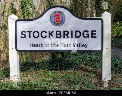 Panneau de signalisation pour Stockbridge A Hampshire Village, Stockbridge, Hampshire, Angleterre, Royaume-Uni. Banque D'Images