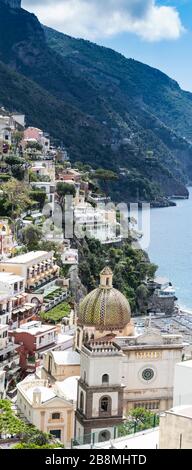 En regardant vers le bas sur l'église Santa Maria Assunta, Positano, Campanie, Italie. Banque D'Images