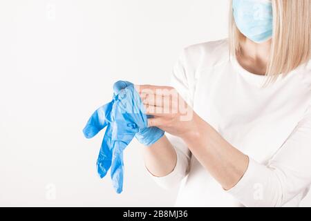 Femme met des gants médicaux près. Banque D'Images
