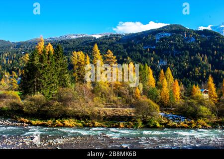 Italie, Trentin, Val di Fiemme - 10 novembre 2019 - les magnifiques couleurs d'automne du Val di Fiemme Banque D'Images