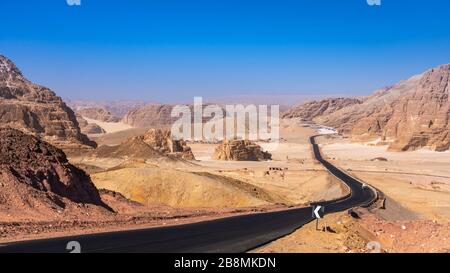 Un paysage de route du désert dans la région de grès du Sinaï, Egypte, Banque D'Images