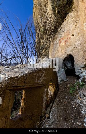 Moonlight sur le mur médiéval du château de San Gottardo. En arrière-plan la plaine de Rotaliana. Province de trente, Trentin-Haut-Adige, Italie, Europe. Banque D'Images