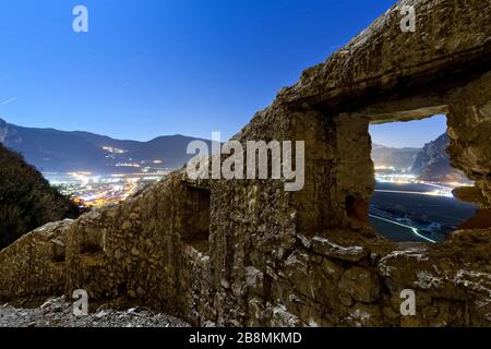 Moonlight sur le mur médiéval du château de San Gottardo. En arrière-plan la plaine de Rotaliana. Province de trente, Trentin-Haut-Adige, Italie, Europe. Banque D'Images