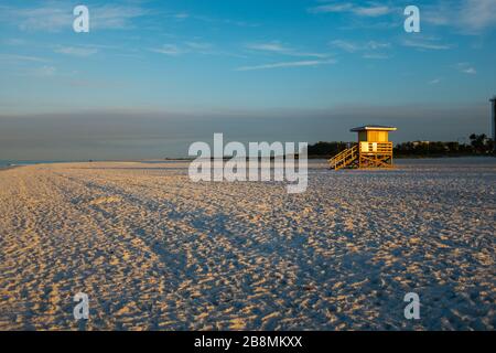 Une station de maître-nageur au soleil tôt le matin le long de Lido Beach, Sarasota Florida, États-Unis. Banque D'Images