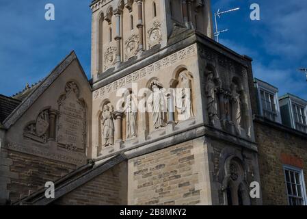 Almshouse de Sir William Powell, église des Saints, porte de l'église, Fulham, Londres, Royaume-Uni 3 LA conçu par J P Sedden et achevé en 1869 Banque D'Images