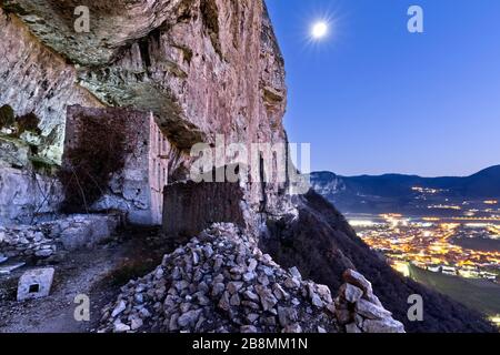 Crépuscule sur les ruines médiévales du château de San Gottardo et sur la plaine de Rotaliana. Mezzocorona, province de trente, Trentin-Haut-Adige, Italie. Banque D'Images