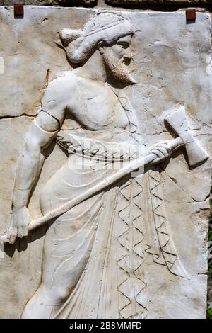 Sculpture d'un ancien homme avec une hache dans la ville romaine d'Herculaneum détruite par une éruption pyroclastique en 79 AD, Campanie, Italie. Banque D'Images