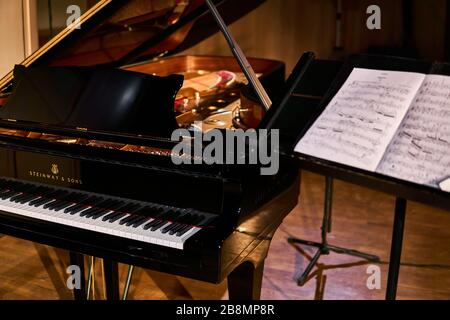 Perm, Russie - 18 mars 2020: grand piano Steinway & fils et partition pour violoniste sur scène dans la salle de concert Banque D'Images